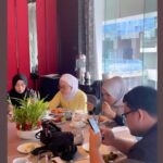 Sarimah Ibrahim Instagram - Had a lovely time catching up and makan2 with our media friends 🥰🔥 Thank you for joining me 💋❤️ #timetogether #catchup #mediafriends #throughtheyears #27yearsofentertaining Makeup by @epie_temerloh Management @maskteam
