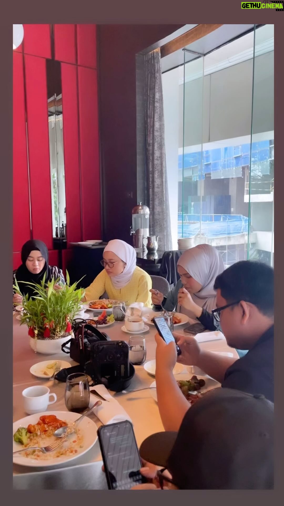 Sarimah Ibrahim Instagram - Had a lovely time catching up and makan2 with our media friends π₯°π₯ Thank you for joining me πβ€οΈ #timetogether #catchup #mediafriends #throughtheyears #27yearsofentertaining Makeup by @epie_temerloh Management @maskteam
