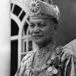 Sarimah Ibrahim Instagram – It is that duit raya time of the year again. Kids and all the unmarrieds (cheeky friends!) collecting fervently. 😅

I have been trying to figure out how to explain to @tunkusofianajihah that this is her great great grandfather. Almarhum Tuanku Abdul Rahman – Agong Pertama. 🤲🏻🌙🇲🇾 

It is not that easy to explain somethings to children when they ask. And they want to use up all ‘their’ duit raya instead of saving it.
Especially when their greatx2 grandfather is on the Malaysian Ringgit Note @jamienx200t 😄 How to say NO lah?!😅

@rizalhakimm_punyer Almarhum Tuanku Sir Abdul Rahman ibni Almarhum Tuanku Muhammad.
Yang di-Pertuan Agong Pertama Malaysia.
31 Ogos 1957 – 1 April 1960.
Almarhum Tuanku meninggal dunia pada hari ini 64 tahun lepas diusia 64 tahun (24 Ogos 1895 – 1 April 1960)