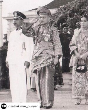 Sarimah Ibrahim Instagram - It is that duit raya time of the year again. Kids and all the unmarrieds (cheeky friends!) collecting fervently. 😅

I have been trying to figure out how to explain to @tunkusofianajihah that this is her great great grandfather. Almarhum Tuanku Abdul Rahman - Agong Pertama. 🤲🏻🌙🇲🇾 

It is not that easy to explain somethings to children when they ask. And they want to use up all 'their' duit raya instead of saving it.
Especially when their greatx2 grandfather is on the Malaysian Ringgit Note @jamienx200t 😄 How to say NO lah?!😅

@rizalhakimm_punyer Almarhum Tuanku Sir Abdul Rahman ibni Almarhum Tuanku Muhammad.
Yang di-Pertuan Agong Pertama Malaysia.
31 Ogos 1957 - 1 April 1960.
Almarhum Tuanku meninggal dunia pada hari ini 64 tahun lepas diusia 64 tahun (24 Ogos 1895 – 1 April 1960)