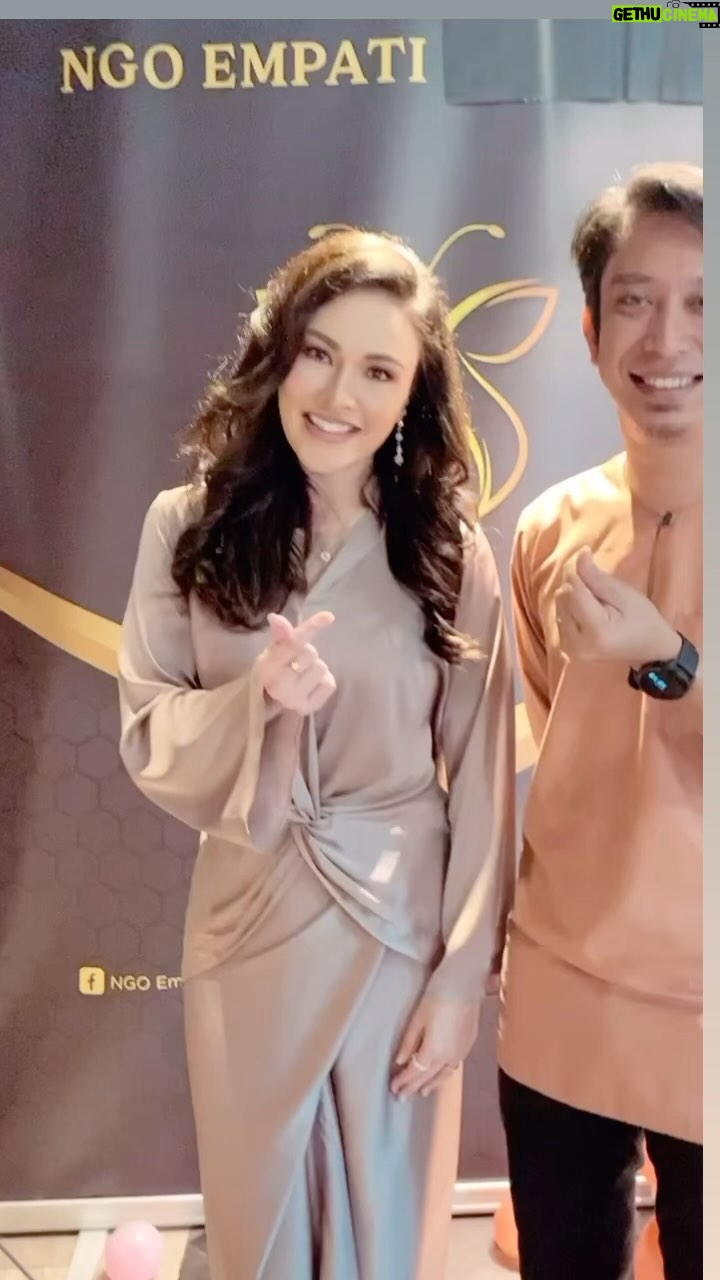 Sarimah Ibrahim Instagram - For the last 2 years myself and @ngo_empati have been raising awareness on mental health issues, educating and practicalizing 'empathy' as a skill within our society... we need to destigmatize mental health challenges so we can all live our best lives. ππ€²π» Sometimes... as a padt of breaking the stigma and opening discussions...that requires me to play roles that highlight these issues and make us all think.. so we can realize... and change for the better...π€―βΊοΈπ¬ InsyaAllah masyarakat kita akan lebih peka dan aware tentang masalah "Denial" dan menghukum tanpa memahami..kesihatan mental adalah kesihatan utama dan tanpanya..susha kita nak maju dan kedepan bersama ππ²πΎ #lelakiitu #empati @ngo_empati @dramasangat @tv3malaysia @sarimahibrahim.fc @ermafatima @rotikaya @sultanmuzaffar @tontonmy #fypage #fypage #foryoupage #ngo #mentalhealthawareness #kesihatanmental #sarimahibrahim #spokesperson #psychology #actress #pelakon @dramalelakiitu