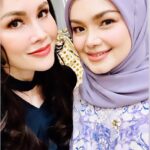 Sarimah Ibrahim Instagram - So happy dapat beraya and meet up with my favourite beautiful @ctdk malam ni..🤲🏻❤️🏡 Thank you @globalstationsb jemput kita ke Open House Datin Zaitun sekeluarga...macam reunion tadi... 😘😍 Fun fact- Ada only 1 year difference between us two 💋 Oh and Dato K and i are both born on the 19th Feb! 🤷🏻‍♀️👍🏻🤩 #beraya #datositinurhaliza #biduanita #ctdk