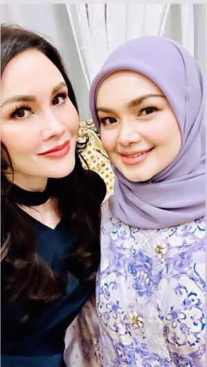 Sarimah Ibrahim Instagram - So happy dapat beraya and meet up with my favourite beautiful @ctdk malam ni..🤲🏻❤️🏡 

Thank you  @globalstationsb jemput kita ke Open House  Datin Zaitun sekeluarga...macam reunion tadi... 😘😍

Fun fact- Ada only 1 year difference between us two 💋

Oh and Dato K and i are both born on the 19th Feb! 🤷🏻‍♀️👍🏻🤩

#beraya #datositinurhaliza #biduanita #ctdk