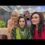 Sarimah Ibrahim Instagram – What a night ! What a REUNION!!! 🤩😱🤗🤗

At @meloditv3  @tv3malaysia  Raya Evwnt with My old buddy radhi @radhioag 💫 my first onscreen ‘BF’ Azri @azri.iskandar_official ☄️🎬, the Elite girls!! @sashasaidin and @lindarafar 💋🫵🏻, Dtk Norman @norman.abdulhalim , @lizzaabdullah_fc 💥, my AIM buddy @iedamoin79 Ifa!! @ifa_raziah 💃🏻.. plus @bellaastillah gorgeous and my screen ‘daughter’ @nadia.brian of course!❤️ and the amazing @ainaabdul 🗣️💋
Missing here was @afdlinshaukiofficial @esmadaniel @byajai and @fizzfairuzofficial and so many friends!!👀👁️👁️🥰😍 @annajobling @iqram.dinzly @emma_maembongofficial @chacha_maembong
Was hoping to see @ninisuka and @lalalip ❤️

#melodiraya2024 #meloditv3 #melodiraya #kawan2 #celebrities #legends #superstars #lelakiitu
