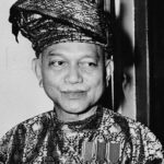 Sarimah Ibrahim Instagram – It is that duit raya time of the year again. Kids and all the unmarrieds (cheeky friends!) collecting fervently. 😅

I have been trying to figure out how to explain to @tunkusofianajihah that this is her great great grandfather. Almarhum Tuanku Abdul Rahman – Agong Pertama. 🤲🏻🌙🇲🇾 

It is not that easy to explain somethings to children when they ask. And they want to use up all ‘their’ duit raya instead of saving it.
Especially when their greatx2 grandfather is on the Malaysian Ringgit Note @jamienx200t 😄 How to say NO lah?!😅

@rizalhakimm_punyer Almarhum Tuanku Sir Abdul Rahman ibni Almarhum Tuanku Muhammad.
Yang di-Pertuan Agong Pertama Malaysia.
31 Ogos 1957 – 1 April 1960.
Almarhum Tuanku meninggal dunia pada hari ini 64 tahun lepas diusia 64 tahun (24 Ogos 1895 – 1 April 1960)