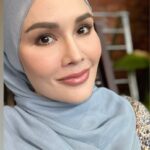 Sarimah Ibrahim Instagram - Semua orang dah lupa Qaidah yang bersama Mirza lebih 25 tahun...senang nak hukum Qaidah.. siapa yang mulakan semua ni..? 😭🫵🏻💔 Kenapa Mirza tetap dengan Qaidah? Untuk harta? Kenapa Mirza tidak membimbing Qaidah? Siapa yang menipu? Siapa yang sorok perkahwinan mereka? Siapa yang lepaskan Sya sampai dia jalan sorang2 tengah malam? Siapa yang datang rumah Qaidah Merayu Untuk PISAHKAN mereka??? Of course dua lagi bini tu boleh berbaik. Masing 2 pernah menipu dan merampas kebahagian seorang isteri 💔😭 #lelakiitu @tv3malaysia @tontonmy @dramasangatmy #dramaviral #qaidah