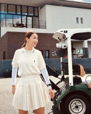 Sarina Suzuki Instagram - 洋介　@yosuke_kubozuka が手掛けるゴルフブランド　@8g_shoot  のウェア着てフルオーダーした　@fourteengolf_official のできたてホヤホヤクラブ持って
日焼け対策のお約束ロビンマスクスタイルでGolf Day⛳️

#golf
#半年で100切り達成 
#その後スコアボロボロあるある笑

だからゴルフは面白い