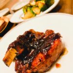 Sarina Suzuki Instagram - #FFBE幻影戦争 の稽古の日々。 他の仕事とも重なり多忙やけど、そういう時こそきちんと料理を‼︎ と思いなんだかんだと作ってる。久々にスペアリブ🍗 わたしのレシピはマーマレードとはちみつ、醤油と酒。 後はスペアリブは焼く前にワインにつけておく、ほんの少し小麦粉をまぶすって感じかな。 いつも目分量なので量はわからん。 過去の料理投稿は全部 #紗理奈流dining #munehiroキッチン で見れるよ🍳