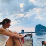 Sarina Suzuki Instagram - 海遊び終えてひと休み。 シュノーケルするするリオト眺めてたらわたしもやっぱりやりたくなって（もうママいいわーって着替えたくせに 親子でシュノーケル😂 #積丹 #シュノーケル #土下座シュノーケル
