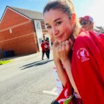 Sarina Suzuki Instagram - リオトの影響で私もファンになった UKのサッカーチームLiverpool⚽️ 細かいルールよくわかってないし、メッシがどこのチームかも知らん程のサッカー音痴やけど、Liverpoolの所属選手だけはプレイもプライベートも鬼チェックしてるLiverpoolオタクのKOP（Liverpoolファンの呼び名）女です✌️ 本拠地の聖地Anfieldに試合を観にきたーーーーーー‼️ プレーの速さうまさとか、観客席とピッチの近さとか、声援の大きさとか、選手とKOPの関係性とか想像以上すぎて ちょっともう何から何まで凄すぎて 放心状態です。 なんなんこれ。 人生観変わる。 死ぬまでに一回観れたらいいなって 思って来たけど、無理、また来たい。