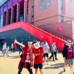 Sarina Suzuki Instagram - リオトの影響で私もファンになった UKのサッカーチームLiverpool⚽️ 細かいルールよくわかってないし、メッシがどこのチームかも知らん程のサッカー音痴やけど、Liverpoolの所属選手だけはプレイもプライベートも鬼チェックしてるLiverpoolオタクのKOP（Liverpoolファンの呼び名）女です✌️ 本拠地の聖地Anfieldに試合を観にきたーーーーーー‼️ プレーの速さうまさとか、観客席とピッチの近さとか、声援の大きさとか、選手とKOPの関係性とか想像以上すぎて ちょっともう何から何まで凄すぎて 放心状態です。 なんなんこれ。 人生観変わる。 死ぬまでに一回観れたらいいなって 思って来たけど、無理、また来たい。
