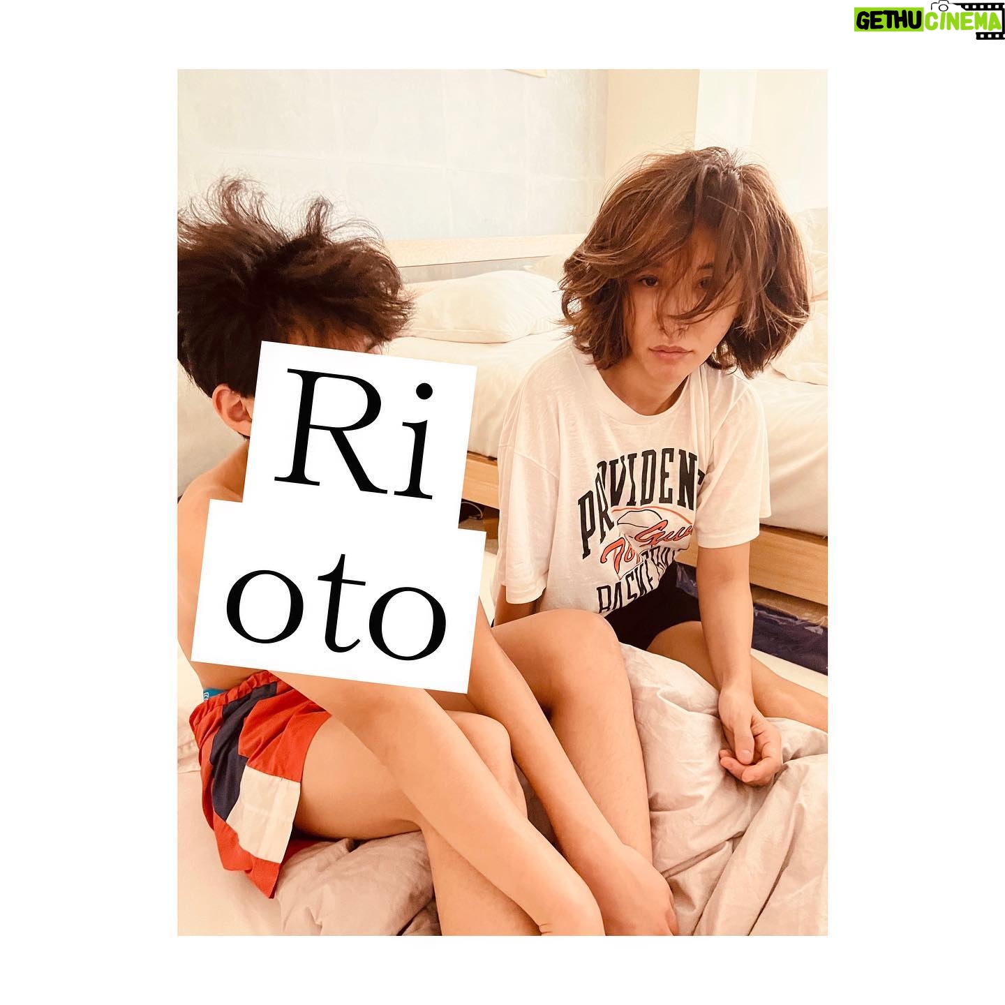 Sarina Suzuki Instagram - 今朝の寝癖凄すぎ親子 わたしはメット風Style リオトの頭の割れ方はどういう体勢で寝たんか謎。 #逆立ちで寝な無理な癖 #riototomama