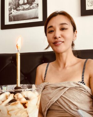 Sarina Suzuki Instagram - 誕生日はわたしが食べたかったイタリアンへ。
店の予約は私がしたから、誕生日サプライズはないもんかと思い頼んだデザートにローソクとか刺してあったら嬉しいなぁって誕生日アピしたら、リオトに「ママはいつもサプライズ台無しにする」って怒られた😅母親って段取りの生き物なのよ、ごめんなさい。

実は、いつの間にかお店の人に伝えてくれてたみたいでデザートと共に店中でバースデーソング歌ってくれた。

#riototomama
#birthday