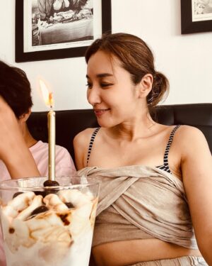 Sarina Suzuki Instagram - 誕生日はわたしが食べたかったイタリアンへ。
店の予約は私がしたから、誕生日サプライズはないもんかと思い頼んだデザートにローソクとか刺してあったら嬉しいなぁって誕生日アピしたら、リオトに「ママはいつもサプライズ台無しにする」って怒られた😅母親って段取りの生き物なのよ、ごめんなさい。

実は、いつの間にかお店の人に伝えてくれてたみたいでデザートと共に店中でバースデーソング歌ってくれた。

#riototomama
#birthday