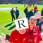 Sarina Suzuki Instagram - リオトの影響で私もファンになった UKのサッカーチームLiverpool⚽️ 細かいルールよくわかってないし、メッシがどこのチームかも知らん程のサッカー音痴やけど、Liverpoolの所属選手だけはプレイもプライベートも鬼チェックしてるLiverpoolオタクのKOP（Liverpoolファンの呼び名）女です✌️ 本拠地の聖地Anfieldに試合を観にきたーーーーーー‼️ プレーの速さうまさとか、観客席とピッチの近さとか、声援の大きさとか、選手とKOPの関係性とか想像以上すぎて ちょっともう何から何まで凄すぎて 放心状態です。 なんなんこれ。 人生観変わる。 死ぬまでに一回観れたらいいなって 思って来たけど、無理、また来たい。