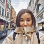 Sarina Suzuki Instagram - イギリス着地🇬🇧 もうすっかり秋で寒いくらいのLondon 寒いLondonは留学させて間もない頃、リオトを学校に送り届けバイバイした後1人泣いて歩いた場所があり過ぎて街を歩いてるだけで胸が痛くなるわ。 早いもんで留学5年目に投入し、まだまだ遠回りや失敗の連続やけど、おかげでわたしの海外サバイブ能力かなり上がった😎✌️ #riototomama