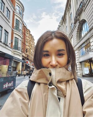 Sarina Suzuki Instagram - イギリス着地🇬🇧
もうすっかり秋で寒いくらいのLondon
寒いLondonは留学させて間もない頃、リオトを学校に送り届けバイバイした後1人泣いて歩いた場所があり過ぎて街を歩いてるだけで胸が痛くなるわ。
早いもんで留学5年目に投入し、まだまだ遠回りや失敗の連続やけど、おかげでわたしの海外サバイブ能力かなり上がった😎✌️ 

#riototomama