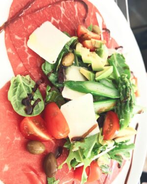 Sarina Suzuki Instagram - 誕生日はわたしが食べたかったイタリアンへ。
店の予約は私がしたから、誕生日サプライズはないもんかと思い頼んだデザートにローソクとか刺してあったら嬉しいなぁって誕生日アピしたら、リオトに「ママはいつもサプライズ台無しにする」って怒られた😅母親って段取りの生き物なのよ、ごめんなさい。

実は、いつの間にかお店の人に伝えてくれてたみたいでデザートと共に店中でバースデーソング歌ってくれた。

#riototomama
#birthday