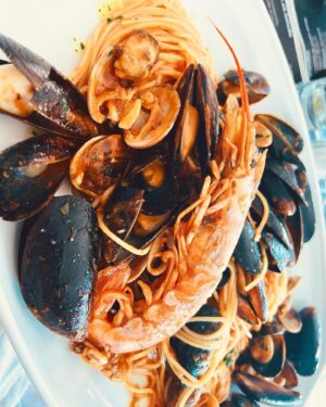 Sarina Suzuki Instagram - 誕生日はわたしが食べたかったイタリアンへ。
店の予約は私がしたから、誕生日サプライズはないもんかと思い頼んだデザートにローソクとか刺してあったら嬉しいなぁって誕生日アピしたら、リオトに「ママはいつもサプライズ台無しにする」って怒られた😅母親って段取りの生き物なのよ、ごめんなさい。

実は、いつの間にかお店の人に伝えてくれてたみたいでデザートと共に店中でバースデーソング歌ってくれた。

#riototomama
#birthday