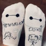 Sarina Suzuki Instagram - 靴下にリオトからのメッセージとかイラスト書いてもらってて、それが毎度履くたび元気出るから追加で書いて欲しいとオーダー。 書いてる最中にマジックのキャップ見当たらんから、どこやった？！とキレてたらそれをイラストにされた。 PEN No CAP DOKO? 右のイラストの私、落武者。笑 #riototomama