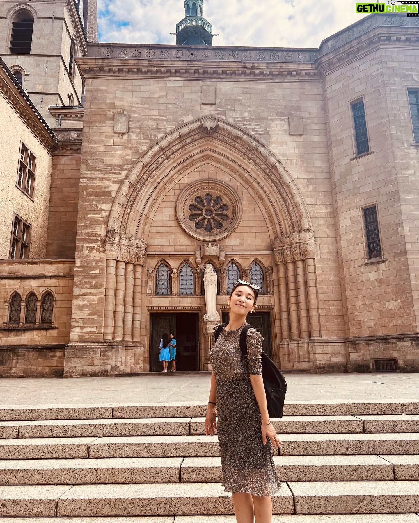 Sarina Suzuki Instagram - フランスからルクセンブルクへ。 ルクセンブルクはベルギーとドイツに挟まれた小さな国で世界一の富裕国。 そのおかげもあってかゴミ一つない綺麗な街でした。 言葉がわからな過ぎてバスにも路面電車にも乗りこなせず猛暑の中気合いで全部歩いて回った。おかげですんごい日焼け。 ノートルダム大聖堂 間違えて頼んだホットミルク アーチの石橋、アドルフ橋 洗練された街並み 列車で少し走ると国境をまたげるヨーロッパ、どんどん次の国へと行きたくなる #luxemburg