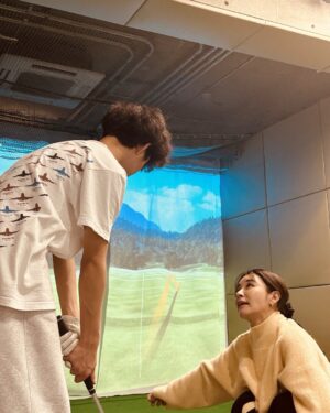 Sarina Suzuki Instagram - 親子でゴルフ練習⛳️
もっとハマって欲しくてとにかく褒める😊

わたしはいつも褒める、とにかく褒める、心から褒める。
ダメなとこ言いたくなってもお口にチャック（←結構むずい）
でとにかくいいところ見つけて褒める。
褒めて自尊心を高めてあげるのは教育であり愛だと思ってる派です。私の方針ね😊
わたしもダメところ指摘されるより
褒めてもらった方がやる気出るし嬉しいもんな。
