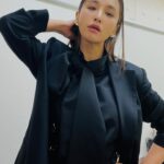 Sarina Suzuki Instagram - 今日はFF（ファイナルファンタジー）取材日 いつもよりフォーマルスーツで大真面目に 新聞雑誌等の取材のインタビュー。 待ち時間、静かな室内でスタッフにバレないようにカーテンの向こうで大真面目にマリオチャレンジしてたどあほうです😎笑 年明けたら稽古始まって 2月24日からいよいよ公演開始。 マリオチャレンジしてる場合ではない、 殺陣の稽古もしなければ！！ #ファイナルファンタジー幻影戦争 wearing @doublestandard_official