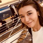 Sarina Suzuki Instagram - 卒業式終え、リオトのChoir Europe Tourを観にわたしもユーロスターで欧州入りします。 ロンドンの発車駅セントパンクラス駅からドーバー海峡を海底トンネルで横断しフランス入国🇫🇷パリは日本と同じくらい暑かったけど寒がりの私には問題なし。パリ東駅は全線遅延での大混雑。 2時間遅れで22時、目的地へ到着。 全ては旅の醍醐味。なんなら少しのトラブルあった方がワクワクする根っからの旅好き。 車２時間走らせ、電車乗り継ぎのイギリスからフランスへの大移動日でした。フランスはパリを経由しメッスという美しい街にやってきました。 明日は更に北上する予定。 20代の頃ユーロスター乗って欧州横断するような人生でありますようにって思ってた。その時のイメージとはだいぶ違う乗り方やけど、逞しい人生である事は間違いないからオッケ👌 スレッズに旅日記していきます。 フォローよろしくね。 https://www.threads.net/@munehirovoice #eurostar #stpancrasinternational