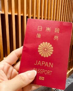 Sarina Suzuki Instagram - リオトの卒業式と 所属する合唱団のコンサートツアーを観に行くため渡英します🇬🇧 この日を楽しみに頑張ってきた‼︎‼︎‼︎ 何と表現していいのかわからないけど、空港にいるだけで心が本当に軽くなってる。 嬉しすぎて空港でカレーライスとナポリタンを 食べ過ぎて気持ち悪い😆笑 今回はリオトのコンサートを観に 色んな国に行くからいっぱい報告するね わたしの勝手な働き方改革を 理解してくれるスタッフの皆様 本当にありがとうございます。 行ってきます✈️ #riototomama