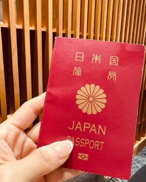 Sarina Suzuki Instagram - リオトの卒業式と
所属する合唱団のコンサートツアーを観に行くため渡英します🇬🇧

この日を楽しみに頑張ってきた‼︎‼︎‼︎
何と表現していいのかわからないけど、空港にいるだけで心が本当に軽くなってる。
嬉しすぎて空港でカレーライスとナポリタンを
食べ過ぎて気持ち悪い😆笑

今回はリオトのコンサートを観に
色んな国に行くからいっぱい報告するね

わたしの勝手な働き方改革を
理解してくれるスタッフの皆様
本当にありがとうございます。

行ってきます✈️

#riototomama