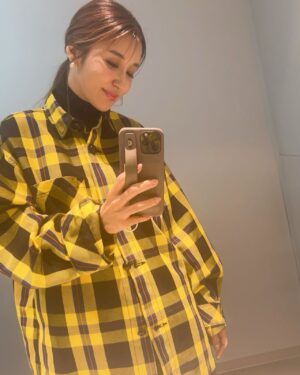 Sarina Suzuki Instagram - 珍しくyellowギンガムシャツ
楽だわ💛

#紗理奈流styling
