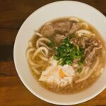 Sarina Suzuki Instagram - 時差ボケで深夜起床のリオトのオーダー肉うどん。 帰国の1番の楽しみはいまだにご飯と言ってくれるのが嬉しい。 がしかし、リオト不在時はほぼ料理しないので 帰国したてはいつも、お味いかがですか？的にうどんでさえドキドキしながら出す笑😂なんか毎度このドキドキが新鮮😆 また当分キッチンに立つ日々のはじまり。 たくさん食べてや。冷蔵庫は満タンにして待ってたよ👍 #紗理奈流dining #munehiroキッチン