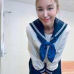 Sarina Suzuki Instagram - 東京帰ってきてそのまま仕事場へ。 あ〜っ今日の衣装セーラー服か、おっけ👍 って何の抵抗もなく楽屋に置いてあるセーラー服を着るベテランタレント感が我ながら愛しい
