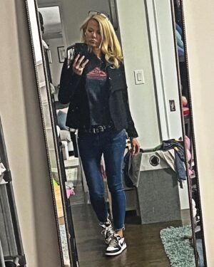 Sarma Melngailis Instagram - I did a crazy thing last night: peeled my sweatpants off, washed my hair, and went out. I’ve been back since February and only been out a handful of times, if that. My version of getting dressed up is an ensemble compiled from the second hand emporium @thredup … except shoes. Thank you @therealjohnnymac @impossiblekicks @thewesleynyc 🌱 Testing out being normal is fun. Back to my regularly scheduled rumination and panic. 😬🤪🙏🏻✨💓