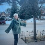 Sasha Alexander Instagram – Let it snow. ❄️❄️❄️
