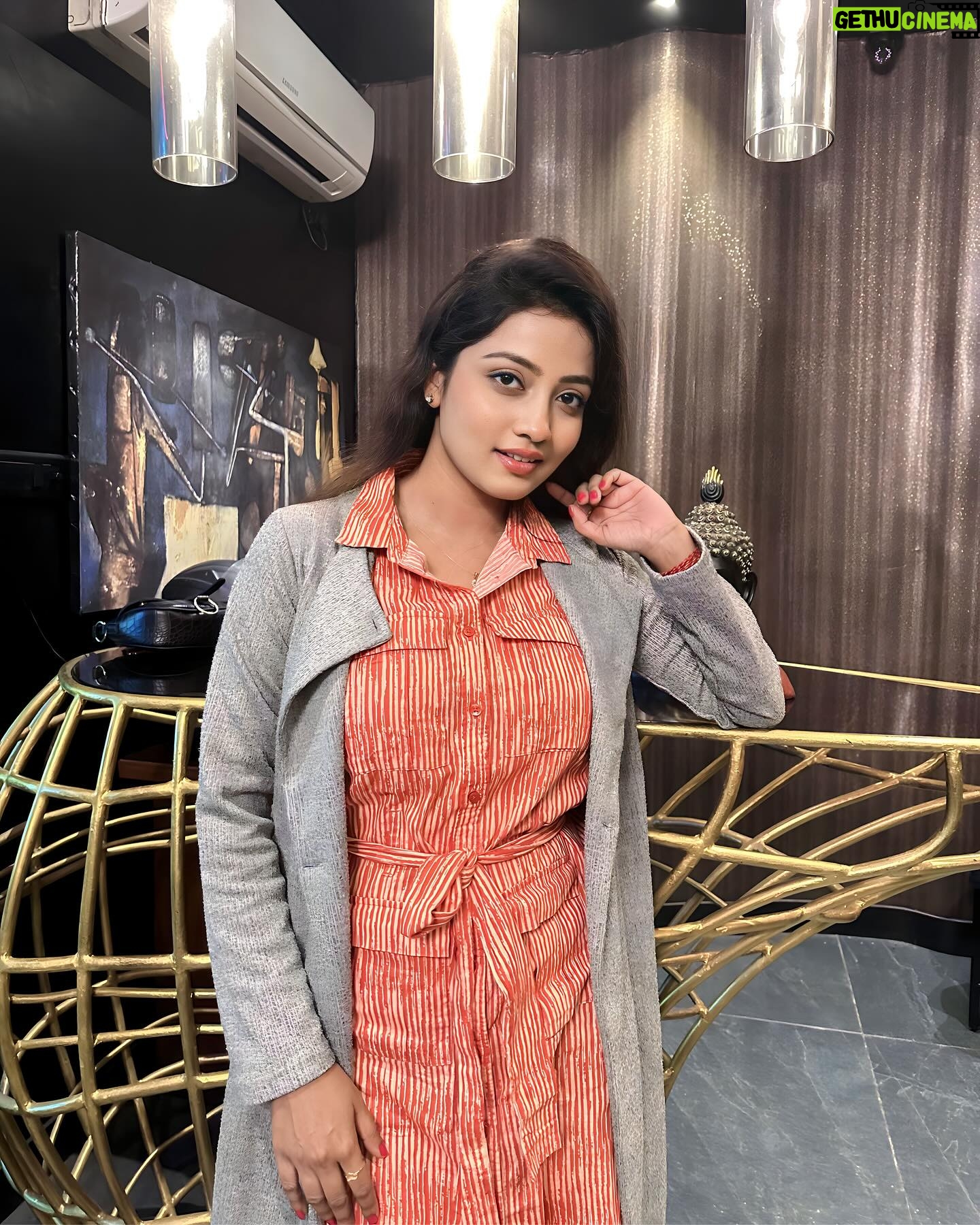 Sasmita Piyali Sahoo Instagram - It’s in the eyes, always the eyes🧡💫.. . . #picoftheday #eyes #smile #vibes #happiness #love #expression #style #beurself #odiagirl #actress #beautiful #lights #instagram #sasmitapiyalisahoo
