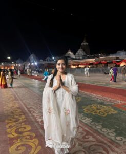 Sasmita Piyali Sahoo Instagram - ରହିଛି ରହିବି ତୋରି ପାଇଁ🥹❤️… ଜୟ ଜଗନ୍ନାଥ🕉️💫… . . #picoftheday #jayjagannath #divine #peace #mylord #mylove #pure #blissful #happiness #glow #shine #power #vibes #positivity #puri #odiagirl #actress #beautiful #motivation #instagram #sasmitapiyalisahoo