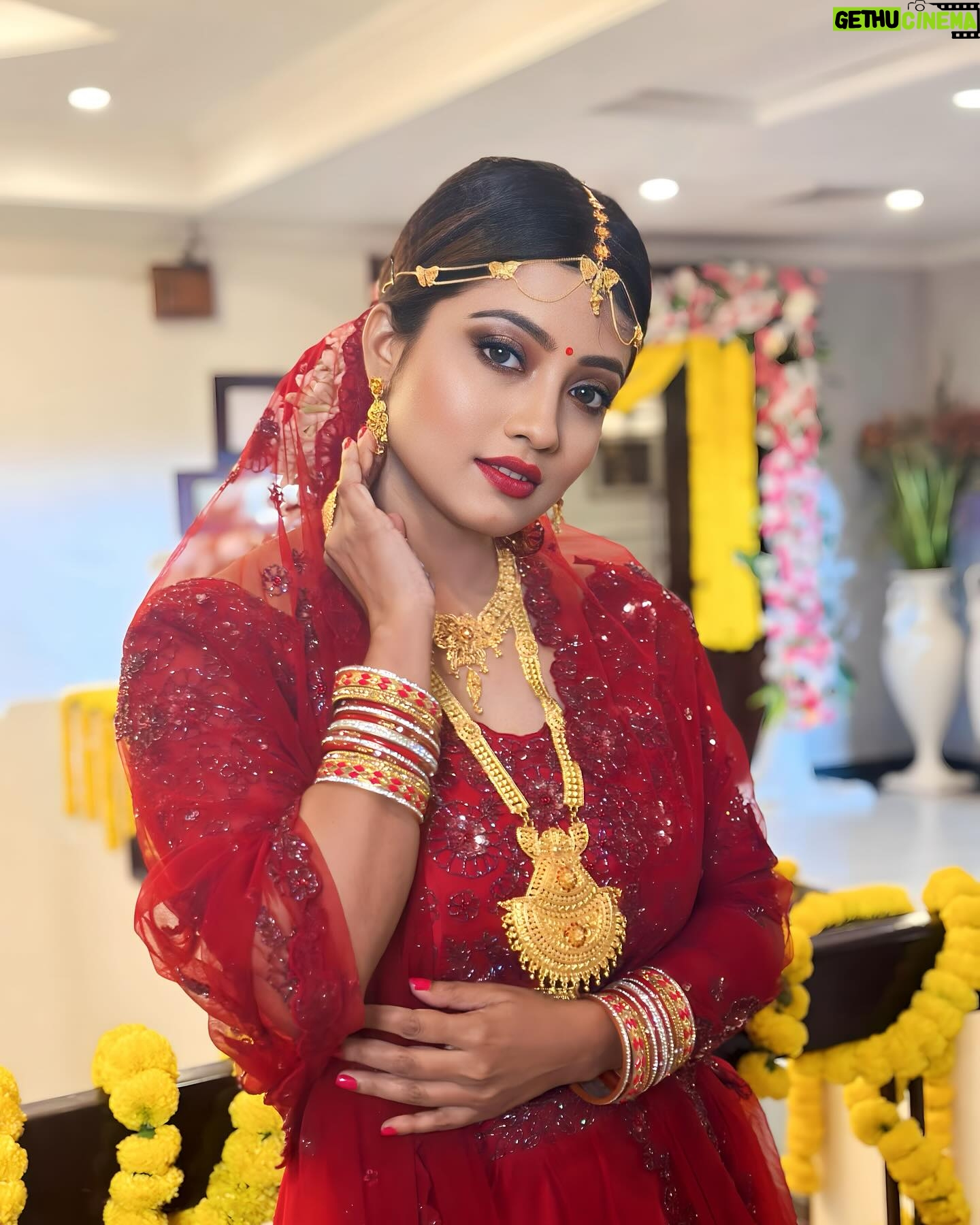 Sasmita Piyali Sahoo Instagram - तुझे याद कर लिया है आयात की तरह❤️💫.. . . 🥻- @soulbyindian #picoftheday #bridal #look #beautiful #bride #odiagirl #actress #shooting #love #eyes #smile #prettiestlook #vibes #positivity #red #indianbride #instagram #sasmitapiyalisahoo