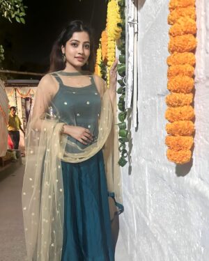Sasmita Piyali Sahoo Instagram - କୋଉ ଫୁଲ ବେଶି ସୁନ୍ଦର?🌼❤️
.
.
#picoftheday #smile #flowers #marigold #odiagirl #actress #simple #indianlook #attitude #style #love #pretty #vibes #live #life #beautiful #happiness #instagram #sasmitapiyalisahoo