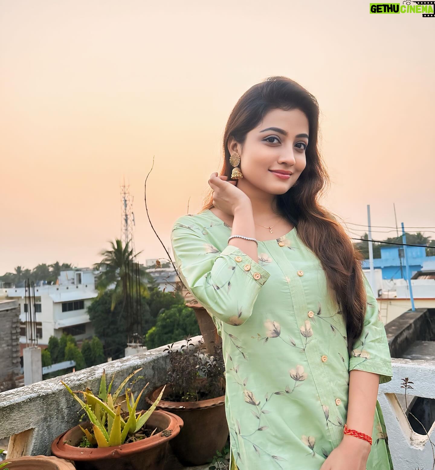 Sasmita Piyali Sahoo Instagram - Would say something catchy but I already caught ya attention 😉❤️.. . . #picoftheday #love #smile #sky #simple #odiagirl #actress #beautiful #vibes #positivity #nature #enjoy #peace #instagram #sasmitapiyalisahoo