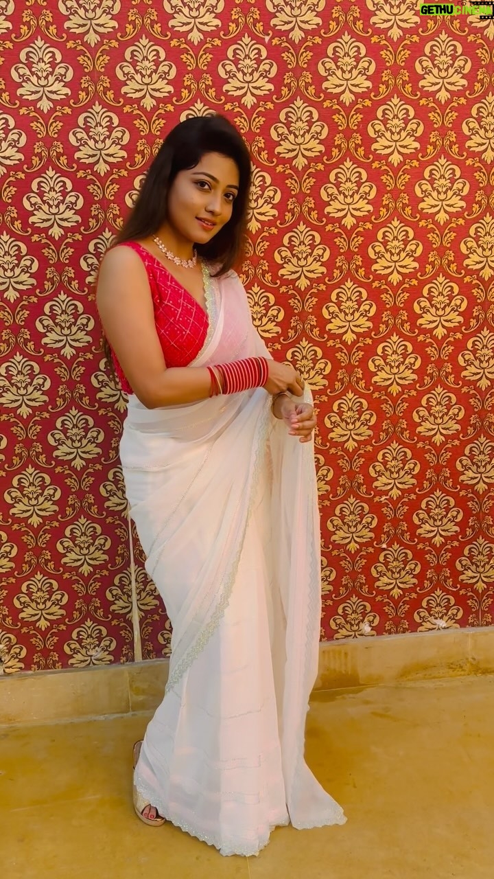 Sasmita Piyali Sahoo Instagram - Yeh ladki🔥❤️… #reelitfeelit #reelsinstagram #reelsindia #reels #hindisong #saree #odiagirl #actress #beautiful #whitesaree #expression #love #vibes #instagram #sasmitapiyalisahoo