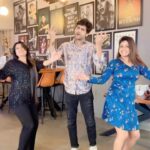 Sasmita Piyali Sahoo Instagram - Blooper of the Year #Anyamanaska ❤️🤣 @jesyysamal ❤️ @swayammusic ❤️ #reelsinstagram #reelitfeelit #reelsindia #trending #viral #odiasong #funny #actress #singer #swayampravashpadhi #jessysamal #sasmitapiyalisahoo