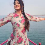 Sasmita Piyali Sahoo Instagram - Feel it❤️💫… #reelitfeelit #reelsindia #reelsinstagram #srk #romantic #river #nature #vibes #sunset #love #peace #calm #happiness #odiagirl #actress #beautiful #instagram #reels #sasmitapiyalisahoo