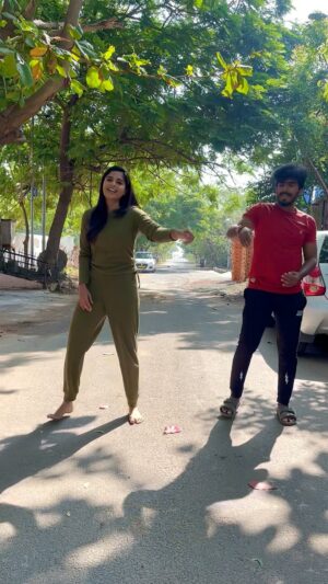 Sathya Devarajan Instagram - Are we too late to the trend? 😬❤️🫶 
.
.
.
#trendingreels #tamildance #dancereels #viral #tamil 
#suntv #ethirneechal #tamilactress #tamilponnu #sathyadevarajan