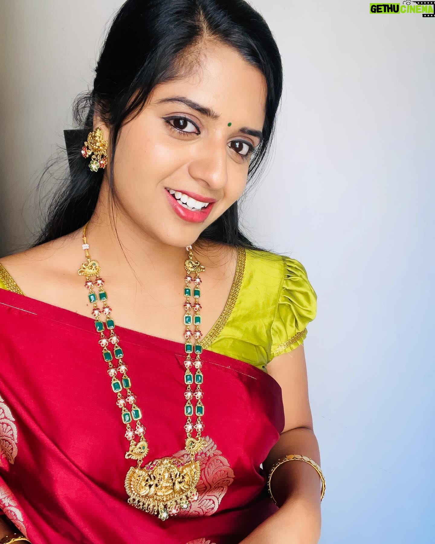 Sathya Devarajan Instagram - This fav song of mine is so underrated like this page â¤ď¸ All these beautiful jewellery sets am wearing is from @sri_jewels_madurai â¤ď¸ Check their page for budget friendly jewellery options đ . . #sathyadevarajan #saree #trending #tamilponnu