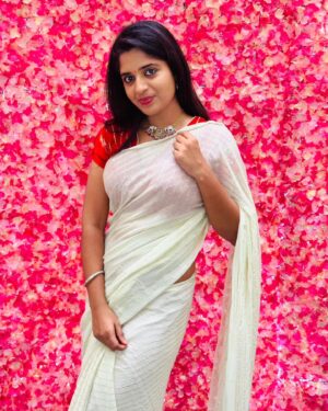 Sathya Devarajan Instagram - Saree state of mind !! ❤️🫶🤗 Saree : @classicthreads2023
.
.
.
.
#sathyadevarajan #trending #tamilactress #saree #tamilponnu #ethirneechal