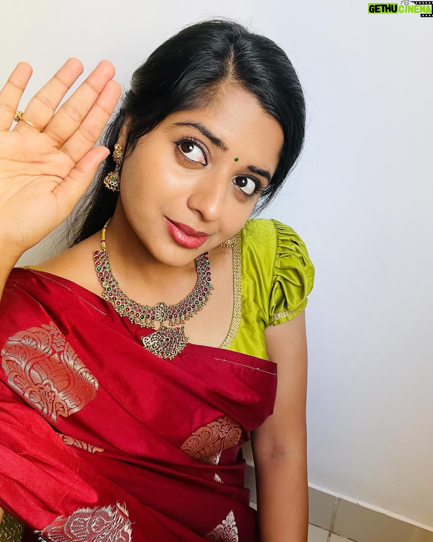 Sathya Devarajan Instagram - This fav song of mine is so underrated like this page â¤ď¸ All these beautiful jewellery sets am wearing is from @sri_jewels_madurai â¤ď¸ Check their page for budget friendly jewellery options đ . . #sathyadevarajan #saree #trending #tamilponnu