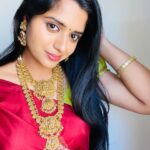 Sathya Devarajan Instagram - This fav song of mine is so underrated like this page ❤️ All these beautiful jewellery sets am wearing is from @sri_jewels_madurai ❤️ Check their page for budget friendly jewellery options 😇 . . #sathyadevarajan #saree #trending #tamilponnu