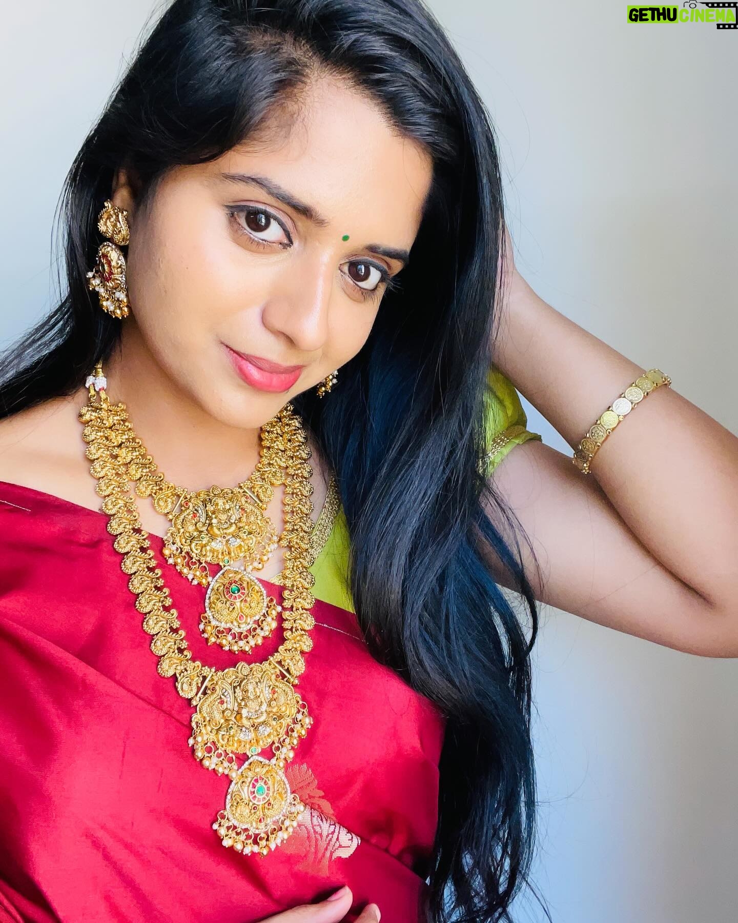Sathya Devarajan Instagram - This fav song of mine is so underrated like this page â¤ď¸ All these beautiful jewellery sets am wearing is from @sri_jewels_madurai â¤ď¸ Check their page for budget friendly jewellery options đ . . #sathyadevarajan #saree #trending #tamilponnu