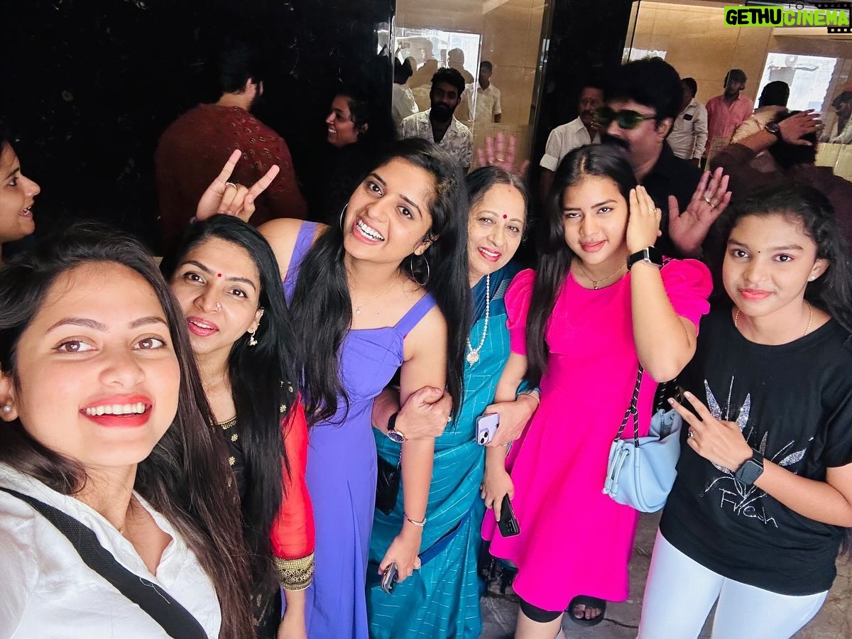 Sathya Devarajan Instagram - That was one awesome day❤️ Thank you for the treat na @velaramamoorthy 🫶 . . . . . #ethirneechal #suntv #tamilserial #teamlunch #sathyadevarajan